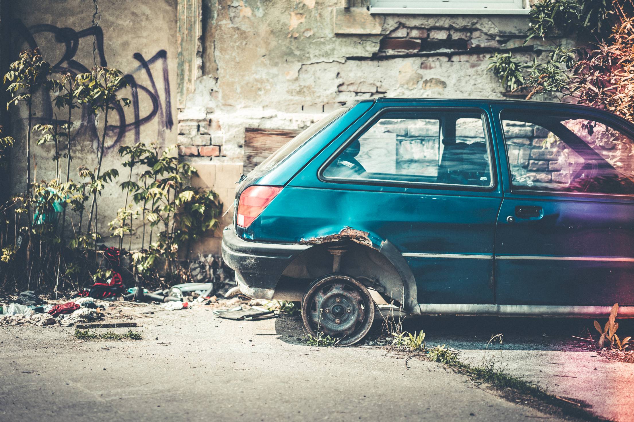 old-broken-and-abandoned-car.jpg