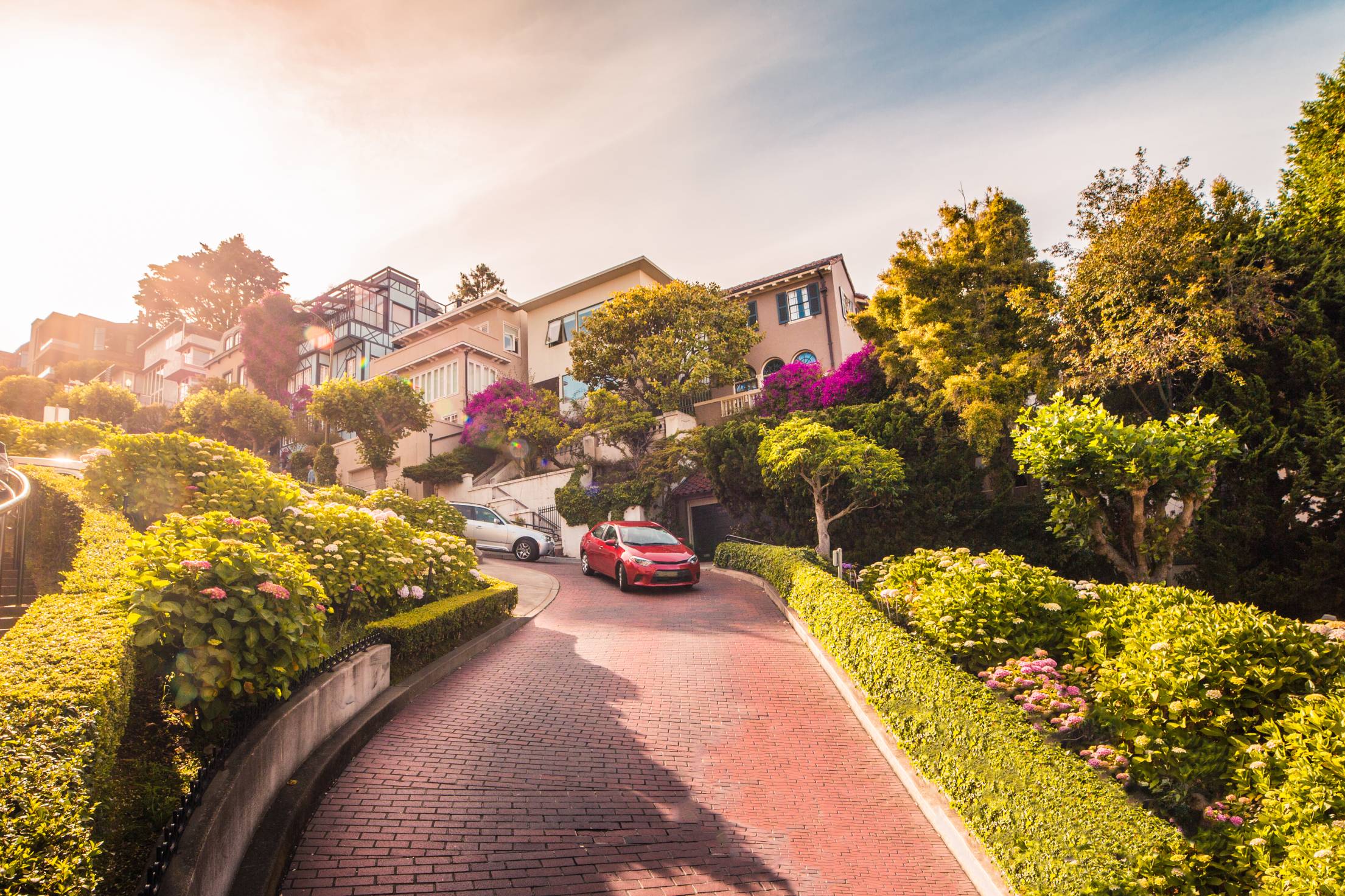 cars-descending-lombard-street-in-san-francisco-california.jpg