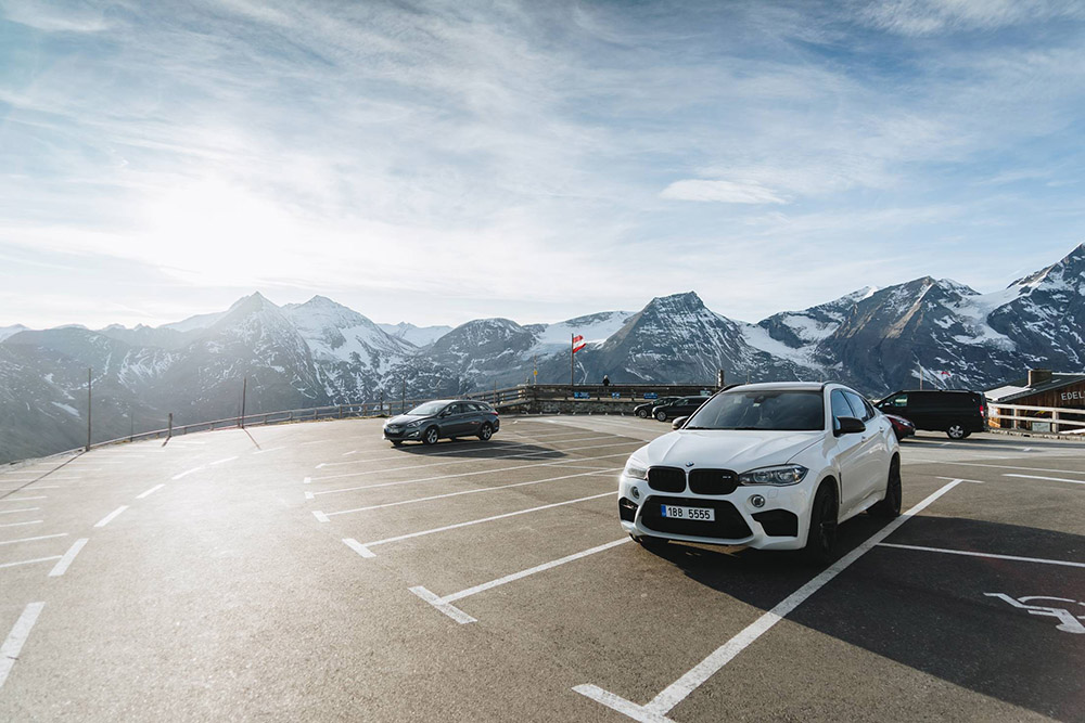 cars-on-top-of-grosglockner-hochalpenstrase.jpg